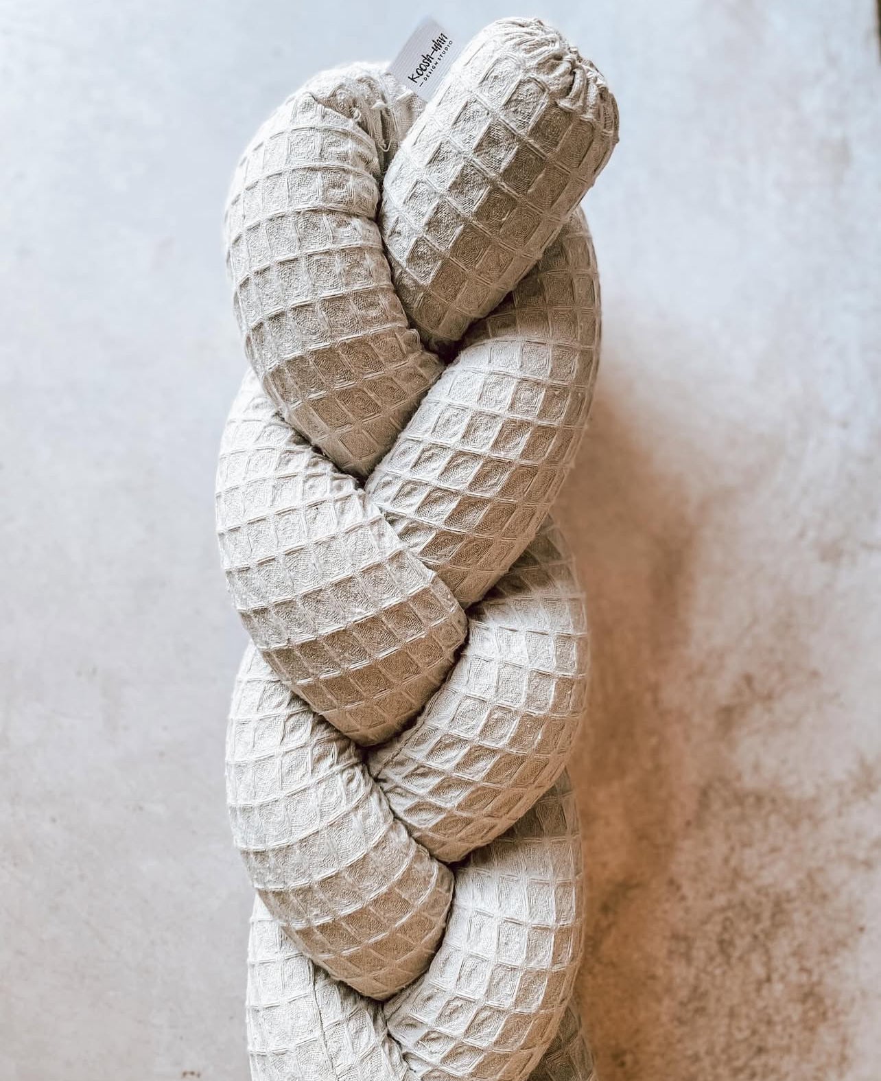 Koosh-uhn Waffle Braided Cot Bumper