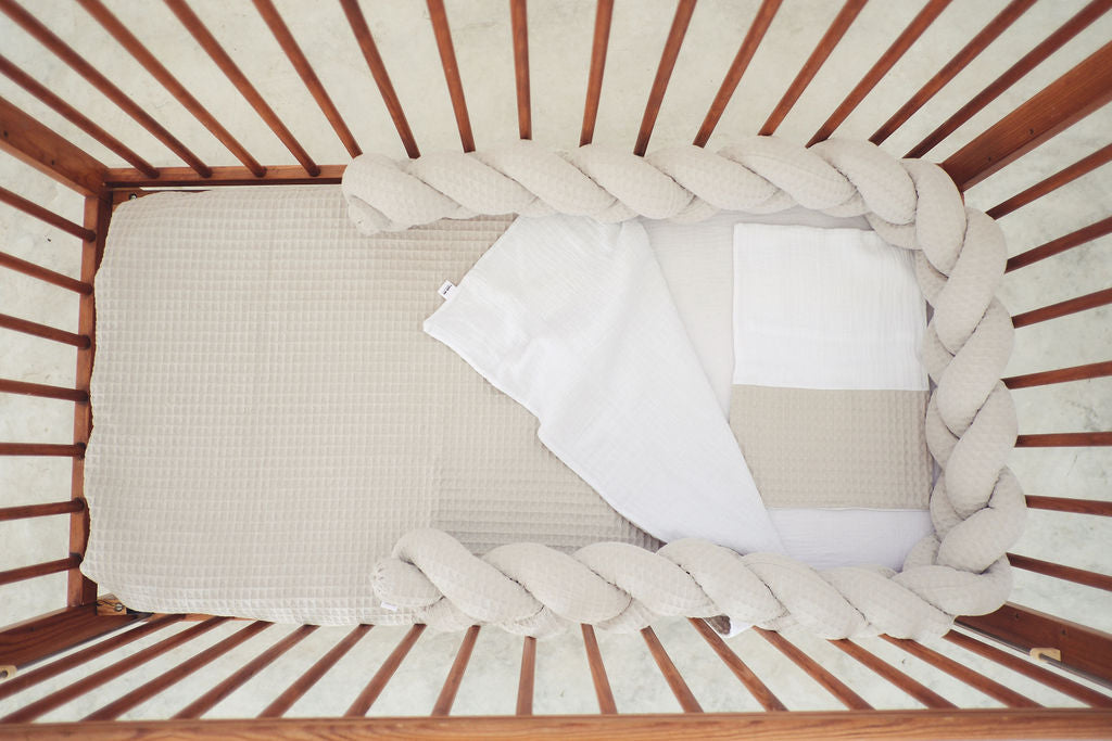 Koosh-uhn Waffle Braided Cot Bumper